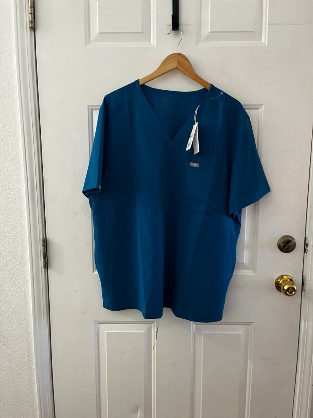 Figs Woman's Plus-Size Blue Casma Three-Pocket Scrub Top XXL